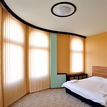 Hotel Cascade Pleven Ngoại thất bức ảnh